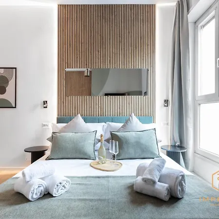 Imperium Aquilae - Luxury Guest House, 300mt To Metro, 8 Min To Colosseum 4* Rom