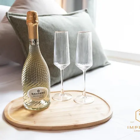 Imperium Aquilae - Luxury Guest House, 300mt To Metro, 8 Min To Colosseum 4* Rom